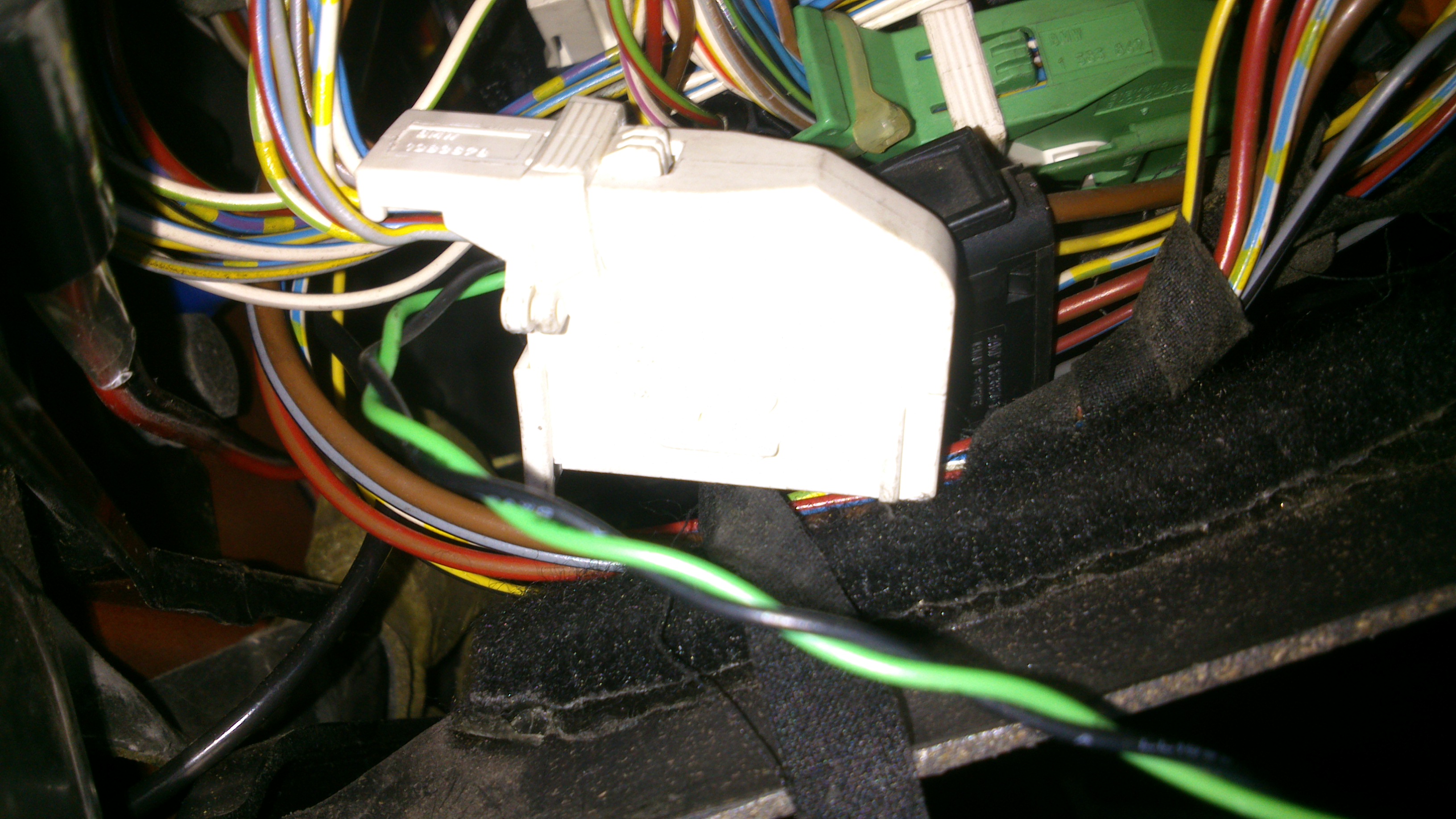 Weißer Stecker nach mit nachgerüsteten Kabeln
